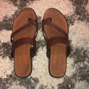 cross toe sandals